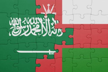 Umman 'ın renkli ulusal bayrağı ve Suudi Arabistan bayrağı. konsept