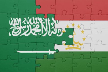Tacikistan 'ın renkli ulusal bayrağı ve Suudi Arabistan bayrağı. konsept