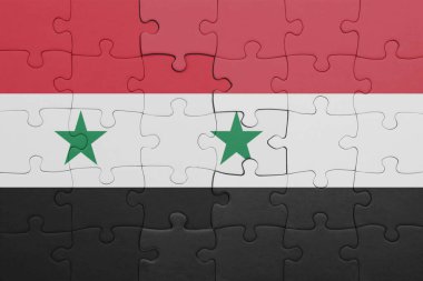 Suriye bayrağı ve bayrağının rengarenk ulusal bayrağıyla bulmaca. konsept