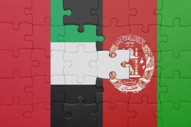 Afgan bayrağı ve Birleşik Arap Emirliklerinin bayrağıyla dolu renkli bir bulmaca. konsept