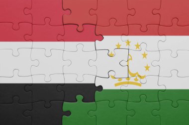 Yemen bayrağı ve Tacikistan bayrağının rengarenk yapbozu. konsept