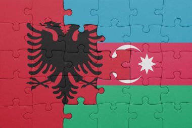 Albania 'nın renkli ulusal bayrağı ve Azerbaijan bayrağı ile bulmaca. konsept