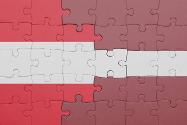 Latvia 'nın renkli ulusal bayrağı ve Avusturya bayrağı ile bulmaca. konsept