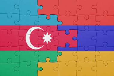 Azerbaijan 'ın renkli ulusal bayrağı ve Ermenistan bayrağı bulmacası. konsept