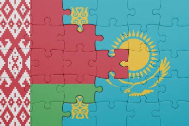 Beyaz Rusya bayrağı ve Kazakistan bayrağının rengarenk yapbozu. konsept