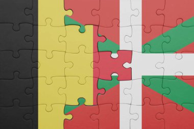 Bask ülkesinin renkli ulusal bayrağı ve Belçika bayrağının bulmacası. konsept