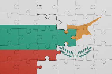 Siyananın renkli ulusal bayrağı ve Bulgarya bayrağı ile bulmaca. konsept