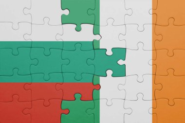 İrlanda 'nın renkli ulusal bayrağı ve İspanya bayrağıyla ilgili bulmacalar. konsept