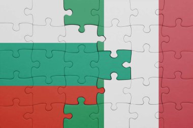 İtalya 'nın renkli ulusal bayrağı ve İspanya bayrağının bulmacası. konsept