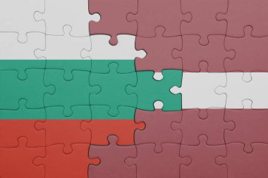 Letonya 'nın renkli ulusal bayrağı ve İspanya bayrağıyla ilgili bulmacalar. konsept