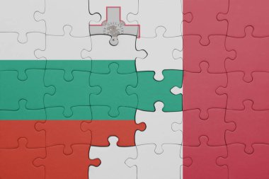 Malta 'nın renkli ulusal bayrağı ve İspanya bayrağı ile bulmaca. konsept
