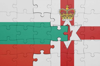 Kuzey İrlanda 'nın renkli ulusal bayrağı ve İspanya bayrağının bulmacası. konsept