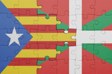 Bask ülkesinin renkli ulusal bayrağı ve katalonya bayrağının bulmacası. konsept