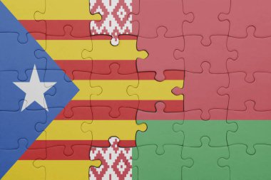 Beyaz Rusya bayrağı ve katalonya bayrağıyla dolu renkli bir bulmaca. konsept