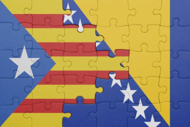 Bosna ve Herzegovina 'nın renkli ulusal bayrağı ve katalonya bayrağı. konsept