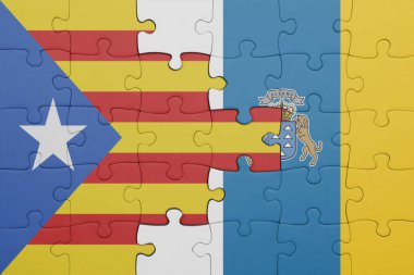 Kanarya adalarının renkli ulusal bayrağı ve katalonya bayrağıyla bulmaca. konsept