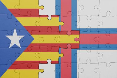 Faroe Adaları 'nın renkli ulusal bayrağı ve katalonya bayrağıyla ilgili bulmacalar. konsept