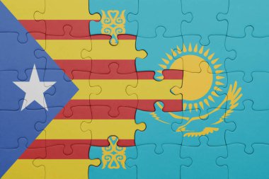 Kazakistan 'ın renkli ulusal bayrağı ve katalonya bayrağı. konsept