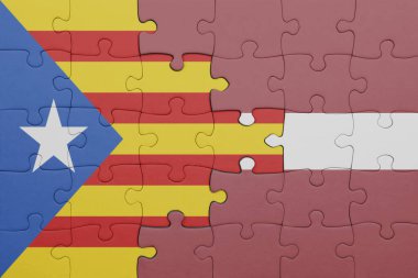 Letonya 'nın renkli ulusal bayrağı ve katalonya bayrağının bulmacası. konsept