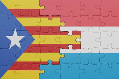 Lüksemburg 'un renkli ulusal bayrağı ve katalonya bayrağıyla ilgili bulmacalar. konsept