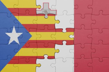 Malta 'nın renkli ulusal bayrağı ve katalonya bayrağının bulmacası. konsept