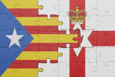 Kuzey İrlanda 'nın renkli ulusal bayrağı ve katalonya bayrağıyla ilgili bulmacalar. konsept