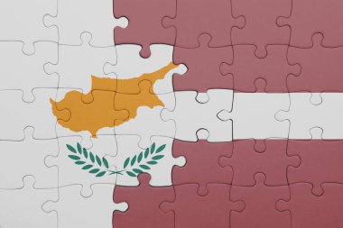 Letonya 'nın renkli ulusal bayrağı ve Cythe bayrağı ile bulmaca. konsept