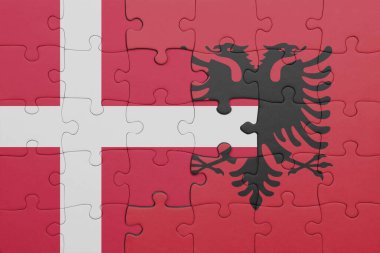 Danimarka bayrağı ve albanya bayrağının rengarenk renginde yapboz. konsept