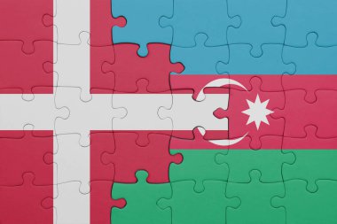 Azerbaijan 'ın renkli ulusal bayrağı ve Danimarka bayrağının bulmacası. konsept