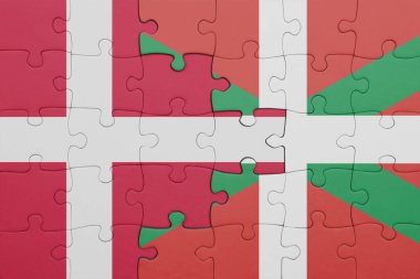 Bask ülkesinin renkli ulusal bayrağı ve Danimarka bayrağının bulmacası. konsept