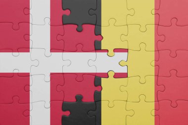 Belçika 'nın renkli ulusal bayrağı ve Danimarka bayrağının bulmacası. konsept