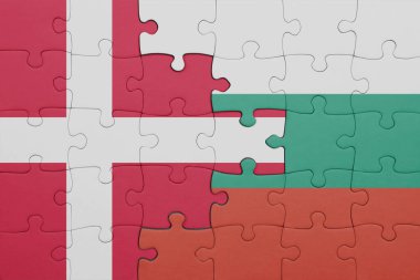 İspanya 'nın renkli ulusal bayrağı ve Danimarka bayrağının bulmacası. konsept