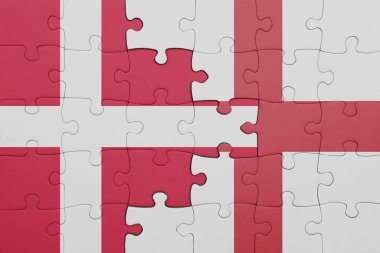 İngiltere 'nin renkli ulusal bayrağı ve Danimarka bayrağının bulmacası. konsept