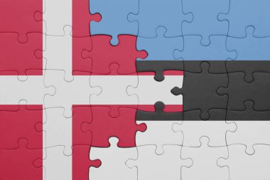 Estonya 'nın renkli ulusal bayrağı ve Danimarka bayrağıyla ilgili bulmacalar. konsept