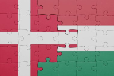 Danimarka bayrağının rengarenk bayrağıyla bulmaca. konsept