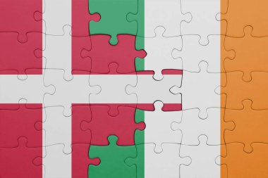 İrlanda 'nın renkli ulusal bayrağı ve Danimarka bayrağıyla ilgili bulmacalar. konsept