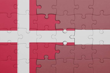 Letonya 'nın renkli ulusal bayrağı ve Danimarka bayrağının bulmacası. konsept
