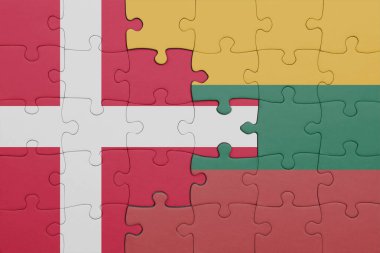 Litvanya 'nın renkli ulusal bayrağı ve Danimarka bayrağı. konsept