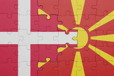 Macedonia 'nın renkli ulusal bayrağı ve Danimarka bayrağının bulmacası. konsept