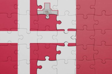 Malta 'nın renkli ulusal bayrağı ve Danimarka bayrağının bulmacası. konsept
