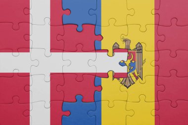 Moldova 'nın renkli ulusal bayrağı ve Danimarka bayrağının bulmacası. konsept