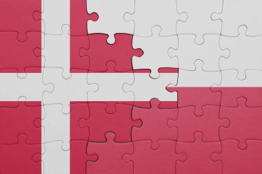 Polonya 'nın renkli ulusal bayrağı ve Danimarka bayrağıyla ilgili bulmacalar. konsept