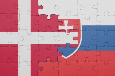 Slovakya 'nın renkli ulusal bayrağı ve Danimarka bayrağının bulmacası. konsept