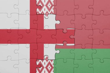 Beyaz Rusya 'nın renkli ulusal bayrağı ve İngiltere bayrağının bulmacası. konsept