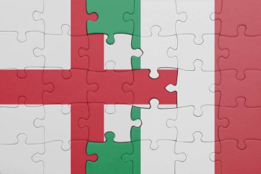 İtalya 'nın renkli ulusal bayrağı ve İngiltere bayrağının bulmacası. konsept