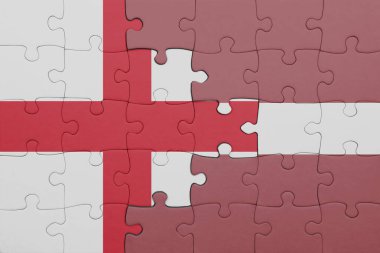 Letonya 'nın renkli ulusal bayrağı ve İngiltere bayrağı. konsept