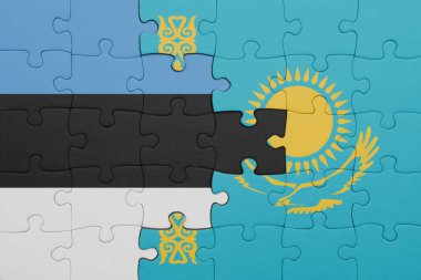 Renkli ulusal Estonya bayrağı ve Kazakistan bayrağı bulmacası. konsept