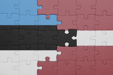Estonya 'nın renkli ulusal bayrağı ve Letonya bayrağının bulmacası. konsept