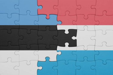 Renkli ulusal Estonya bayrağı ve Lüksemburg bayrağı ile bulmaca. konsept