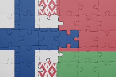 Beyaz Rusya bayrağı ve Finlandiya bayrağının rengarenk yapbozu. konsept